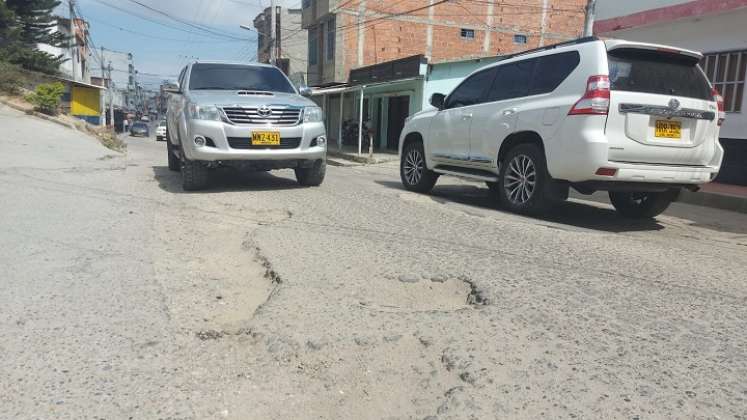 Moradores del barrio Juan XXIII solicitan la adecuación de las calles deterioradas. Existen 2 mil millones de pesos para la adecuación del anillo vial y no se ejecutan. / Foto: Javier Sarabia / La Opinión 