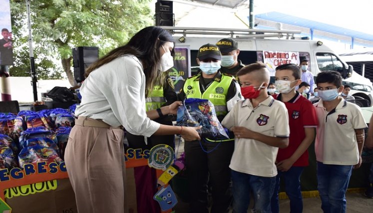 Durante la actividad se entregaron kits escolares. / Foto: Pablo Castillo /  La Opinión 