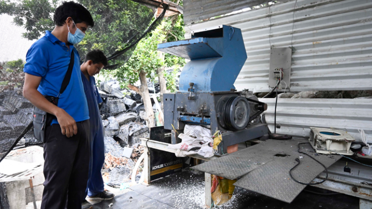 Los materiales son puestos en una máquina para triturarlos y prepararlos.