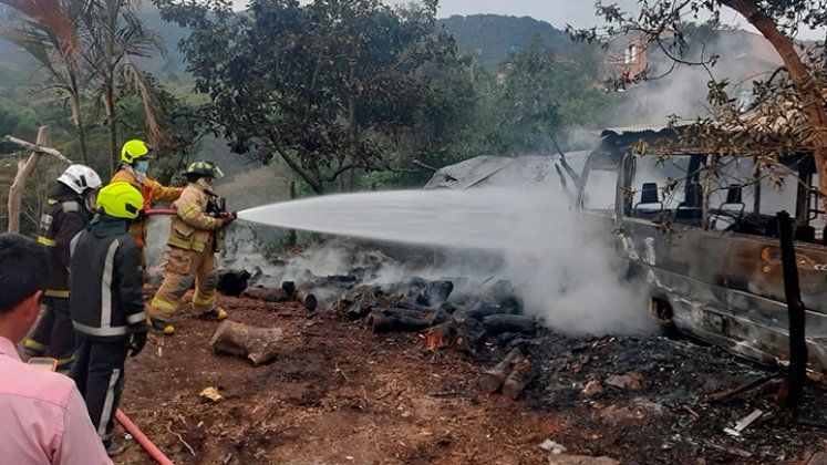 Tres vehículos incinerados en parqueadero de hotel en Pamplonita