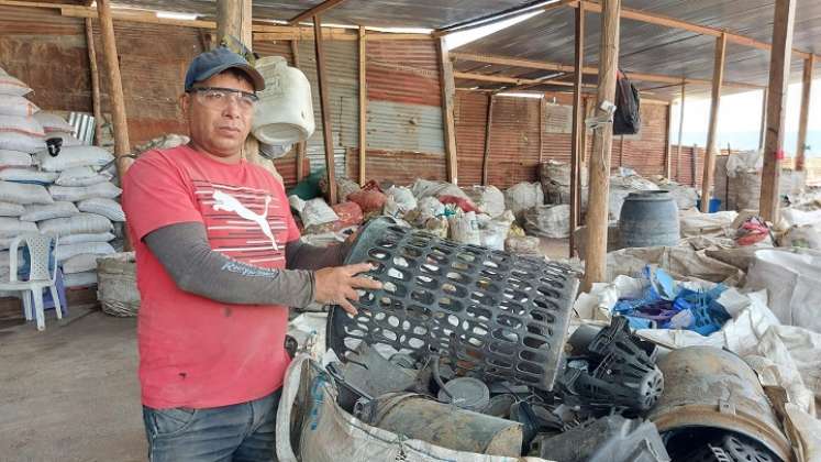 La iniciativa de un reciclador crece para transformar el plástico en utensilios de uso en el hogar. / Foto: Cortesía / La Opinión 