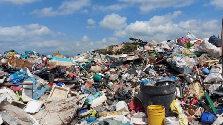 En un lote rumbo al relleno sanitario se observa montañas de residuos sólidos.