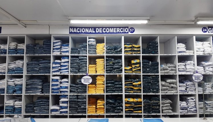 Papelerías y ventas de  uniformes se preparan. / Foto: Deicy Sifontes / La Opinión 