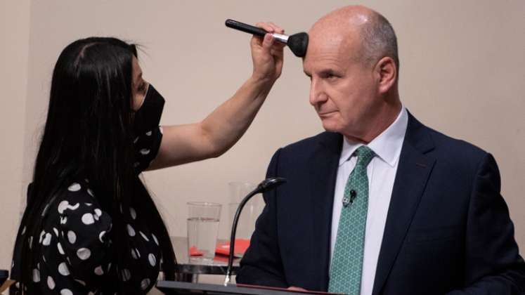  Un maquillador le da los toques finales al candidato presidencial de Costa Rica, José María Figueres, del partido Liberación Nacional, antes de un debate. / Foto: AFP