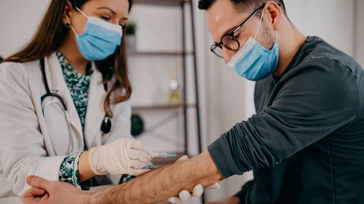 Todas las personas mayores de 18 años deberían realizarse exámenes de sangre para evaluar el perfil lipídico. / Foto: Colprensa