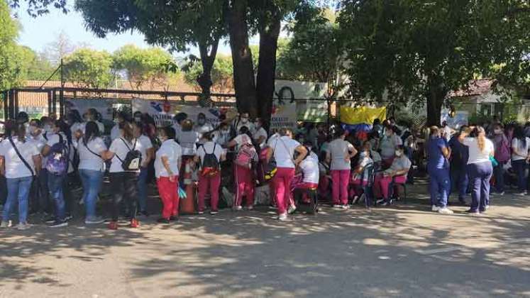 Madres comunitarias y ‘Fami’, quienes prestan sus servicios en los hogares bajo responsabilidad del Instituto Colombiano de Bienestar Familiar, se plantaron afuera de la Regional del #ICBF, en #Cúcuta, para rechazar la “ración de hambre” que quieren darles a los niños y niñas.