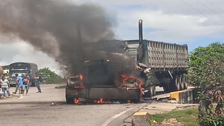 La tractomula en la que estaba escondido el guerrillero fue incendiada después