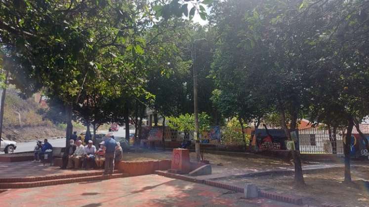 Muchos abuelos buscan las sombras de los árboles en los parques de Ocaña.