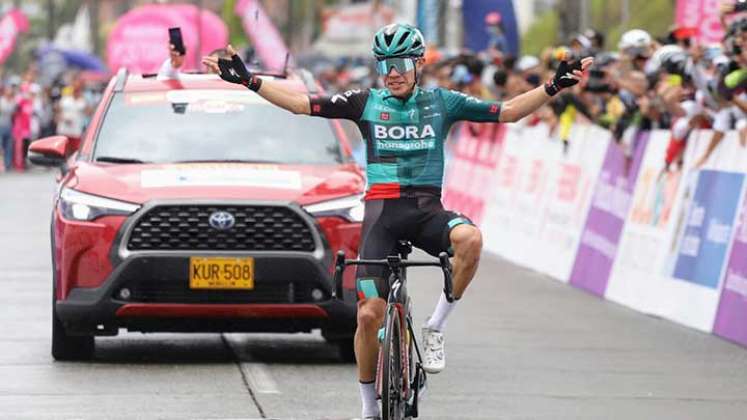 Sergio Higuita estrena su título nacional en la Vuelta Algarve 2022. 