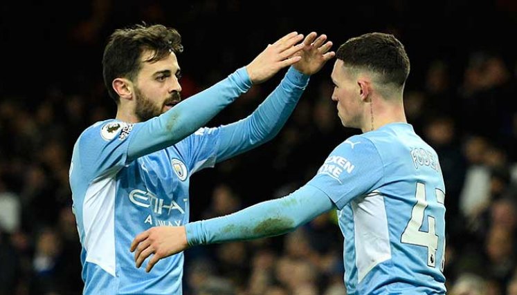 El mediocampista Phil Foden (derecha)  le dio el triunfo al Manchester City ante el Everton.