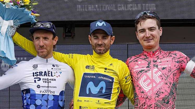 El español Alejandro Valverde (centro) sigue demostrando su vigencia en el ciclismo internacional.