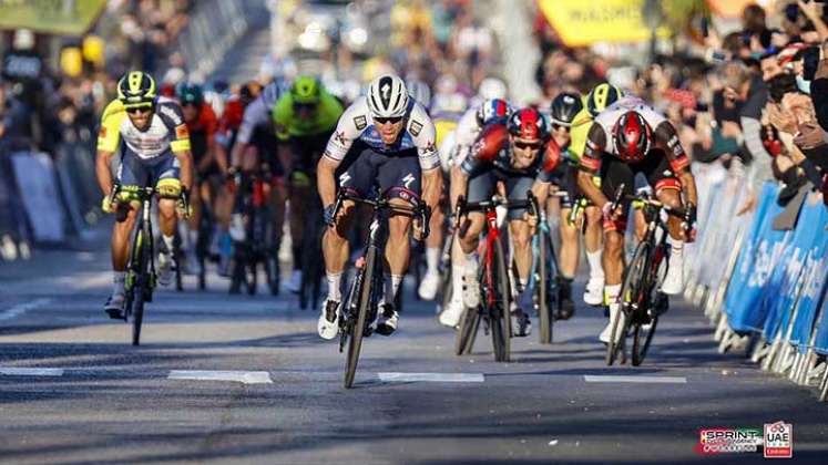 El ciclista colombiano Sebastián Molano (primero a la derecha), fue segundo en la etapa.