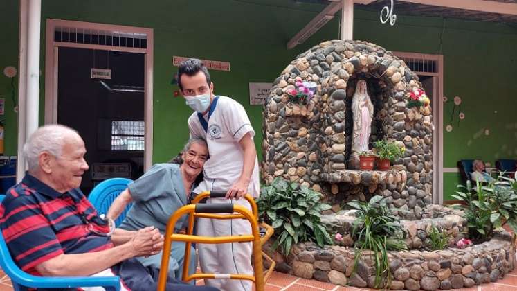 Los abuelos necesitan la ayuda de los corazones bondadosos.