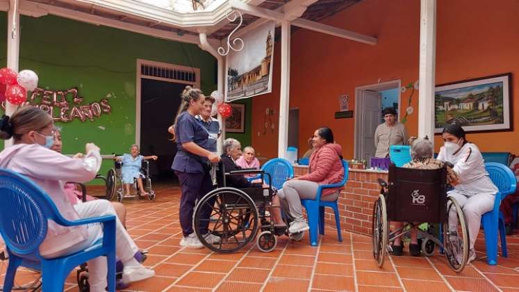 Las hermanas de la Divina Providencia coordinan acciones en el hogar de los abuelos.