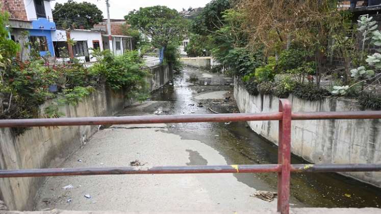 Canal de aguas lluvias contaminado. / Foto: Jorge Gutiérrez / La Opinión 