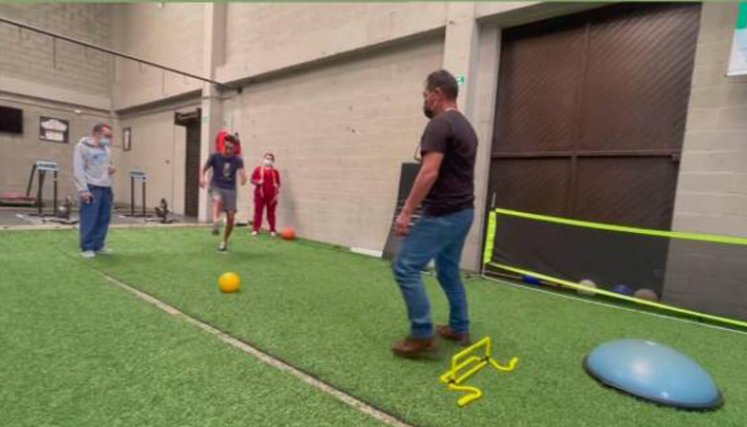 Egan ahora mete goles, emotivo video del ciclista jugando fútbol