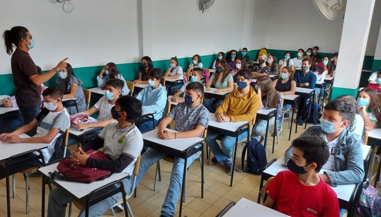 Saturados los salones que en algunos casos no cuentan con la ventilación cruzada.