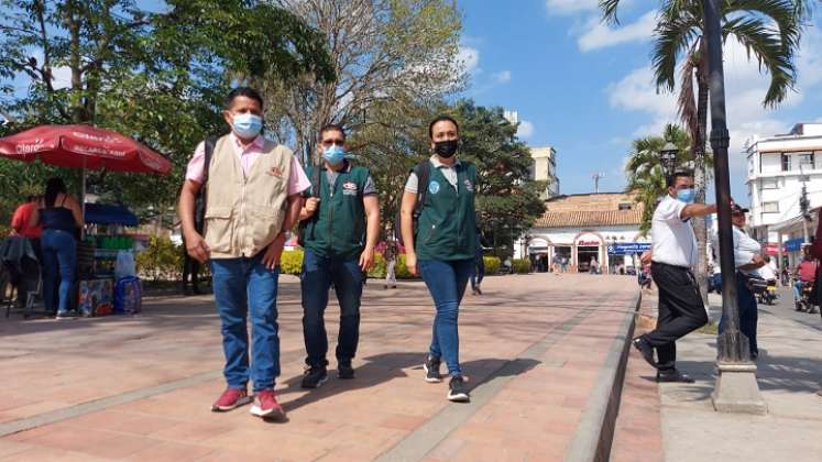 Funcionarios recorren las farmacias para orientar a los droguistas.