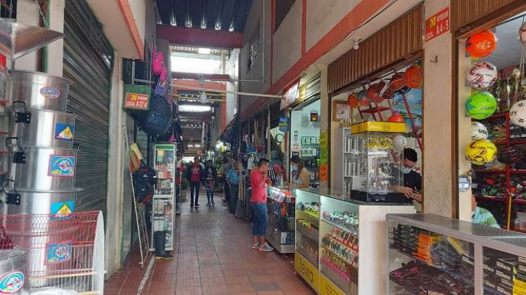 Los compradores regresan a la plaza de mercado de Ocaña.