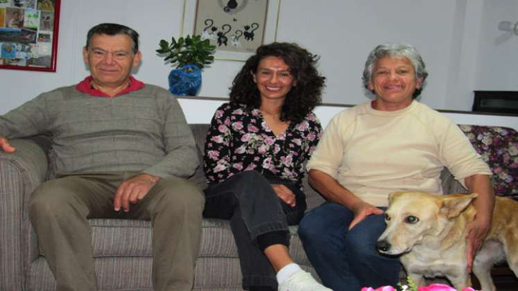 Mónica Juliana (centro) con los padres, Julio Hernández y Rosalba Parada. Foto: Cortesía/La Opinión.