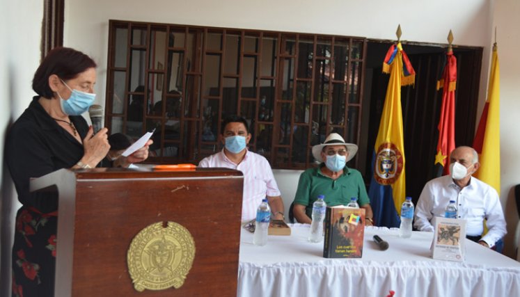 La hija, Viviana Esguerra Villamizar presentó el libro en Bochalema. Foto: Cortesía/La Opinión.