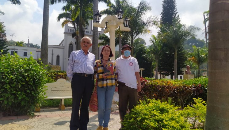 Los hijos del escritor, Herman y Viviana Esguerra Villamizar,  con el poeta Álvaro Rondón. Foto: Cortesía/La Opinión.