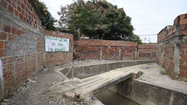 Hay lámparas dañadas en la zona. / Foto: Jorge Gutiérrez / La Opinión 