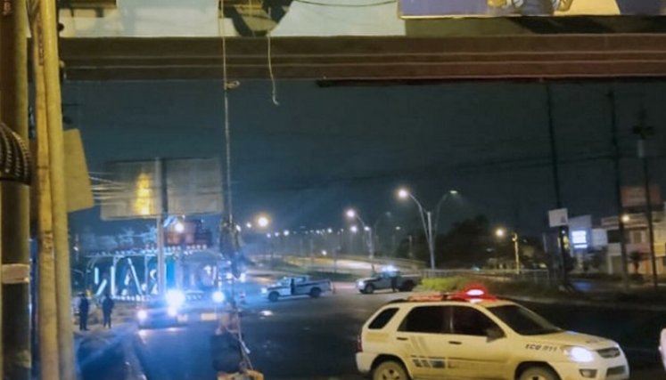Ecuador, alarmado por inédito hallazgo de cadáveres colgados de un puente./Foto: internet