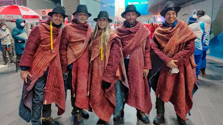 Con ruana, delegación colombiana desfiló en los juegos de invierno