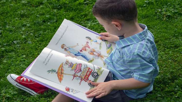 Niño leyendo