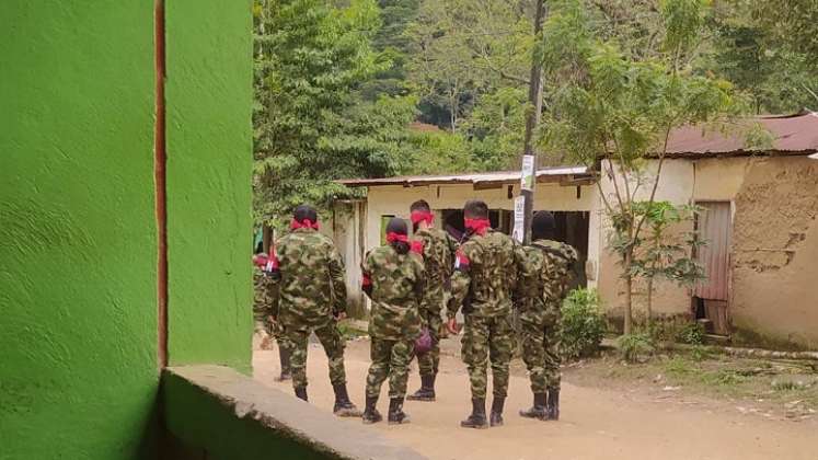 Integrantes del Eln, caminando en el sector El Higueron.