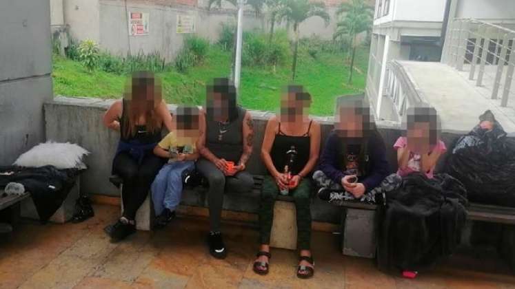 Las mujeres han pasado las últimas noches durmiendo en las afueras de la sala de denuncias del búnker de la Fiscalía, en Medellín.
