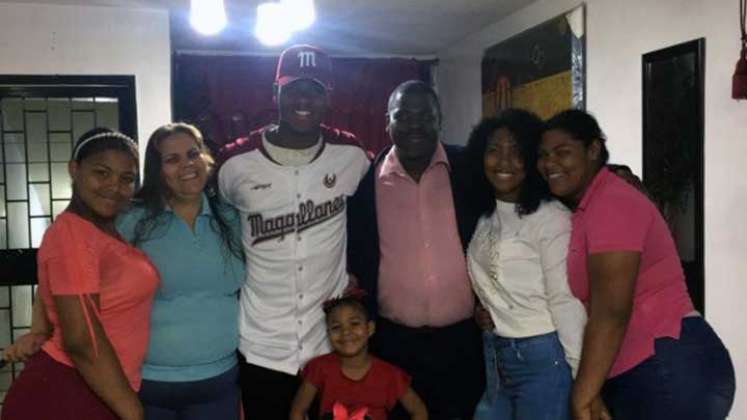 El joven Jesús Javier Mosquera, acompañado de su familia tras haber firmado con los Navegantes de Magallanes.