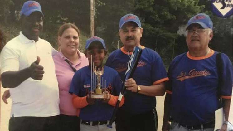 Uno de los primeros trofeos que recibió Jesús Javier en sus inicios  en el béisbol