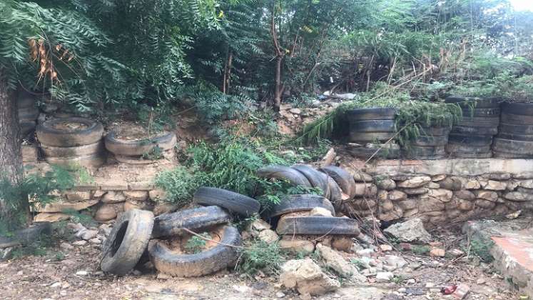 Con neumáticos reciclados y malla que se ha comprado mediante rifas y bazares, los vecinos del sector han creado un muro de contención de forma improvisada 