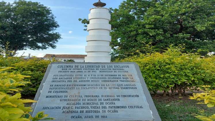 La columna simboliza la libertad del ser humano.