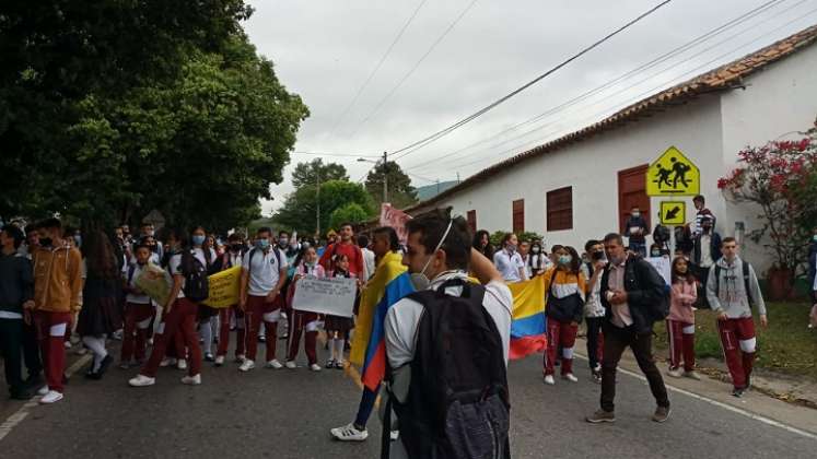 Cansados de tantas evasivas padres de familia y estudiantes del corregimiento de la Ermita adelantan jornadas de protesta para reclamar la asignación de maestros. / Foto: Cortesía/ La Opinión 