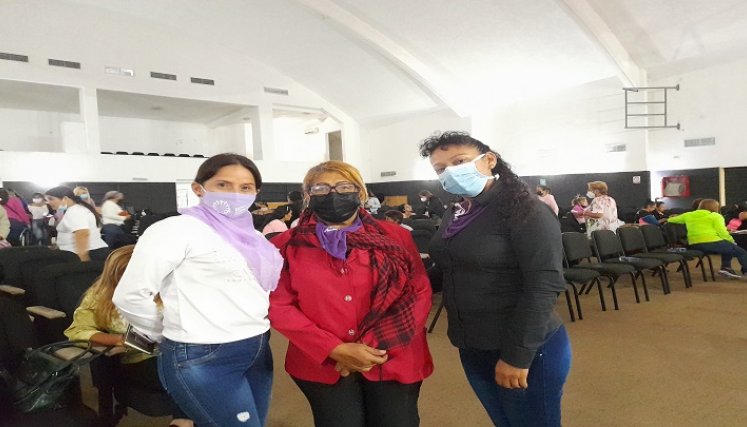 Pie de foto: 118 mujeres se forman en materia de defensa de los derechos de la mujer para apoyar con las denuncias a las víctimas. / Foto: Anggy Polanco