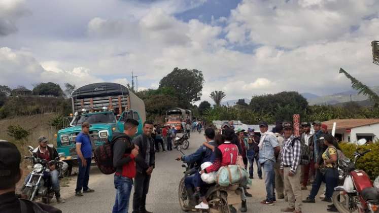 Los campesinos y transportadores despejan la vía.