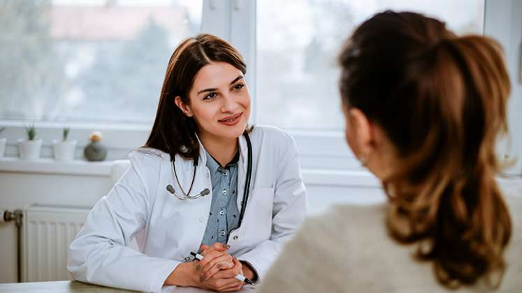 Mujeres en consulta médica.