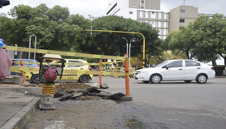 Aguas Kpital hará la reposición de redes de acueducto y alcantarillado en la calle 10 entre la avenida 1 y la Diagonal Santander. /Foto: Pablo Castillo/La Opinión