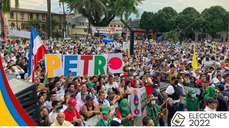 Campaña política en plaza pública.