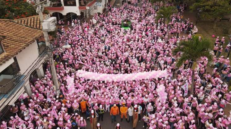 En aras de mostrar la importancia de la mujer en la sociedad ocañera se desarrolló una caminata para reivindicar sus derechos. / Foto: Cortesía 