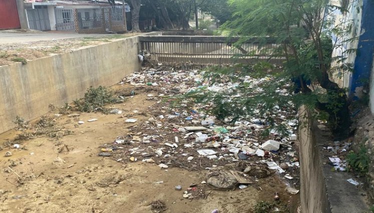 Canal de la curva peleojo está convertida en un basurero./Foto: Angie Barbosa./La Opinión.