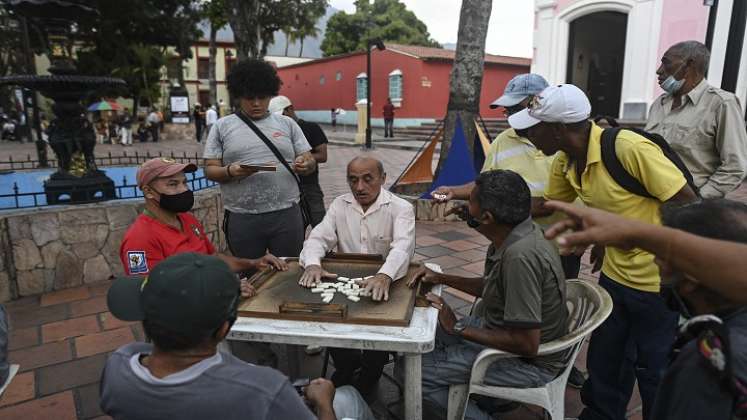 Dominó, el maestro de los juegos en Venezuela y un juego de maestros./Foto: AFP