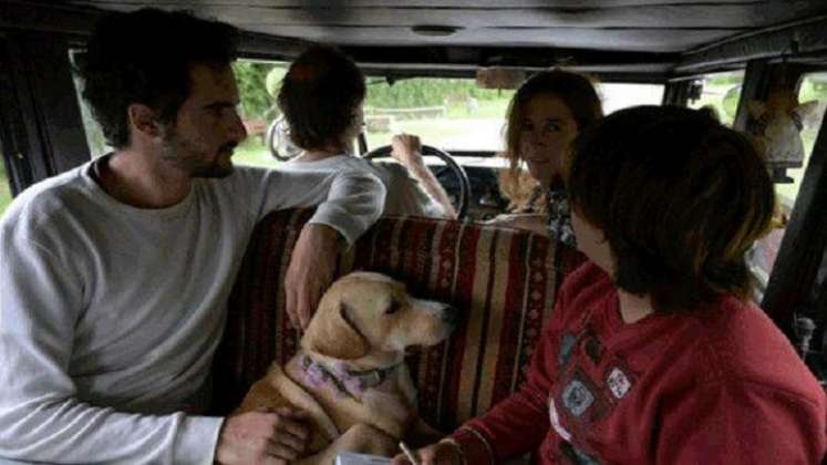 En un auto de 1928, familia argentina llega a casa tras 22 años de viaje./Foto: AFP