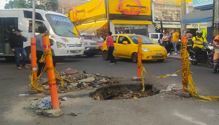 El hueco está ubicado en la calle 9 con avenida 8/ Foto: Jorge Gutiérrez/La Opinión
