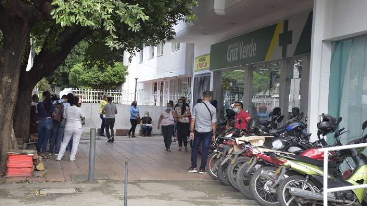 Los conductores invaden los andenes y las vías estacionando de manera irresponsable