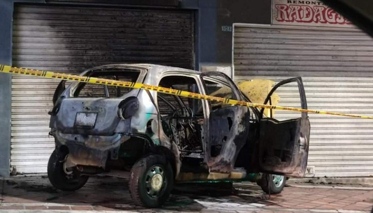 El carro chocó contra un local comercial