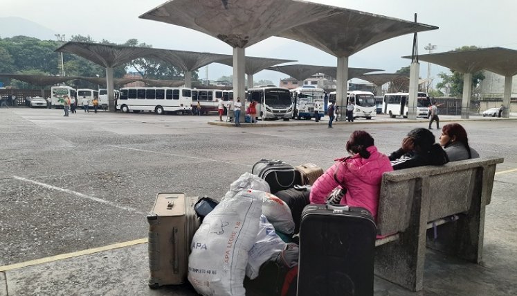 Los pasajes al centro de Venezuela tienen altos precios en dólares. Foto Anggy Polanco 